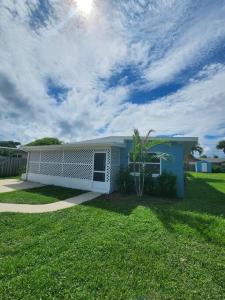 uma pequena casa em cima de um jardim verdejante em Bali Bungalow - Downtown Cocoa Beach em Cocoa Beach