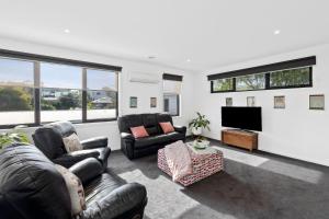 TV a/nebo společenská místnost v ubytování Muirfield Beach House 3a