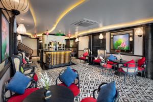 eine Hotellobby mit roten und blauen Stühlen und einer Bar in der Unterkunft Verdure Lotus Cruises in Hạ Long