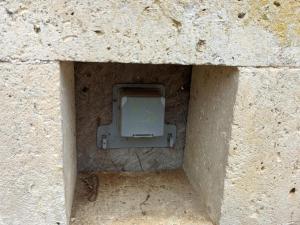 eine Steinmauer mit einem TV in einer Wand in der Unterkunft Gîte Charras, 5 pièces, 6 personnes - FR-1-653-7 in Charras