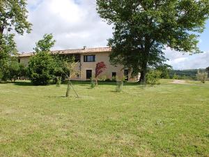 Vonkajšia záhrada v ubytovaní Maison de campagne avec piscine, tennis privé et WIFI - FR-1-653-10