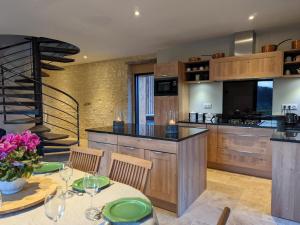 Kuchyňa alebo kuchynka v ubytovaní Maison de campagne avec piscine, tennis privé et WIFI - FR-1-653-10