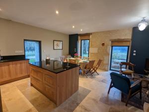 Posedenie v ubytovaní Maison de campagne avec piscine, tennis privé et WIFI - FR-1-653-10