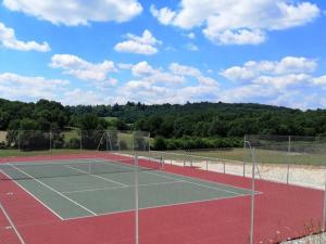 Tenis alebo squash v ubytovaní Maison de campagne avec piscine, tennis privé et WIFI - FR-1-653-10 alebo jeho okolí