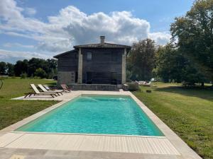Bazén v ubytovaní Maison de campagne avec piscine, tennis privé et WIFI - FR-1-653-10 alebo v jeho blízkosti