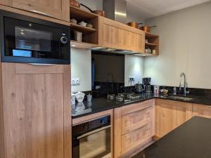 Kuchyňa alebo kuchynka v ubytovaní Maison de campagne avec piscine, tennis privé et WIFI - FR-1-653-10