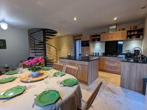 Kuchyňa alebo kuchynka v ubytovaní Maison de campagne avec piscine, tennis privé et WIFI - FR-1-653-10
