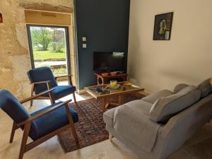 Posedenie v ubytovaní Maison de campagne avec piscine, tennis privé et WIFI - FR-1-653-10