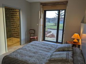 Posteľ alebo postele v izbe v ubytovaní Maison de campagne avec piscine, tennis privé et WIFI - FR-1-653-10