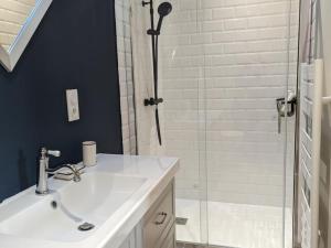 Kúpeľňa v ubytovaní Maison de campagne avec piscine, tennis privé et WIFI - FR-1-653-10