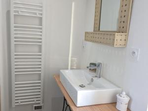 Kúpeľňa v ubytovaní Maison de campagne avec piscine, tennis privé et WIFI - FR-1-653-10