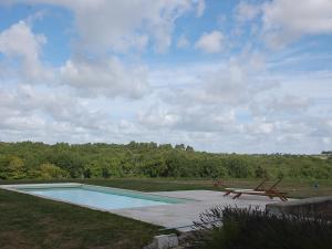 Bazén v ubytovaní Maison de campagne avec piscine, tennis privé et WIFI - FR-1-653-10 alebo v jeho blízkosti