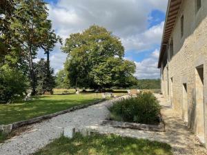Vonkajšia záhrada v ubytovaní Maison de campagne avec piscine, tennis privé et WIFI - FR-1-653-10