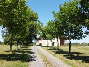 Fotografia z galérie ubytovania Maison de campagne avec piscine, tennis privé et WIFI - FR-1-653-10 v destinácii Villars