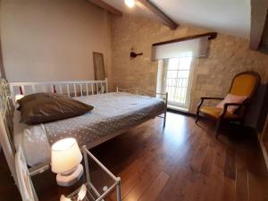 Postel nebo postele na pokoji v ubytování Gîte Bourg-Charente, 3 pièces, 4 personnes - FR-1-653-109