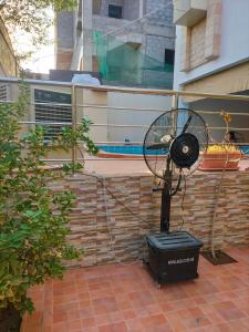 een ventilator bovenop een stenen muur bij Villa Marmara in Al Madinah