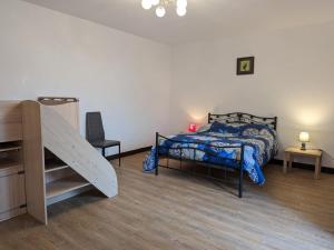 een slaapkamer met een bed en een trap erin bij Gîte Oradour-Fanais, 4 pièces, 6 personnes - FR-1-653-133 in Oradour-Fanais