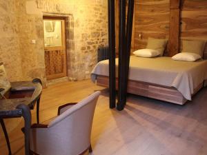 Postel nebo postele na pokoji v ubytování Gîte Beaulieu-sur-Sonnette, 3 pièces, 4 personnes - FR-1-653-145