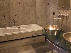 Kúpeľňa v ubytovaní Gîte Beaulieu-sur-Sonnette, 3 pièces, 4 personnes - FR-1-653-145