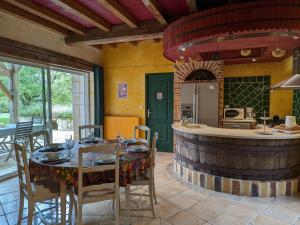 CharrasにあるGîte avec Piscine Chauffée, Jacuzzi et Jardin Privé - FR-1-653-156のギャラリーの写真