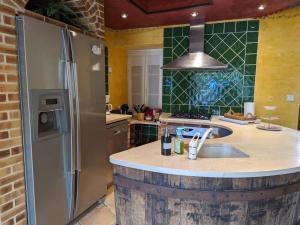 CharrasにあるGîte avec Piscine Chauffée, Jacuzzi et Jardin Privé - FR-1-653-156のギャラリーの写真