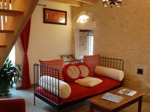 Habitación con cama con almohadas y mesa. en Gîte Chalais, 5 pièces, 8 personnes - FR-1-653-170, en Chalais