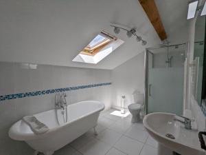 Koupelna v ubytování Maison spacieuse à Massignac avec jardin privé, proche activités et Domaine des Étangs - FR-1-653-213 + 27 fotografií