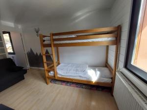 a bedroom with two bunk beds in a room at Studio Les Deux Alpes, 1 pièce, 4 personnes - FR-1-516-187 in Les Deux Alpes