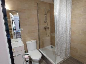 a bathroom with a toilet and a glass shower at Studio Les Deux Alpes, 1 pièce, 4 personnes - FR-1-516-187 in Les Deux Alpes