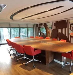 uma sala de conferências com uma grande mesa e cadeiras em B Landmark Residence em Bandung