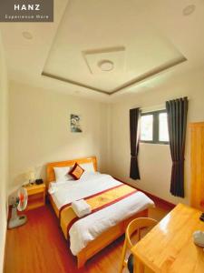 Cama o camas de una habitación en Nam Quang Hotel