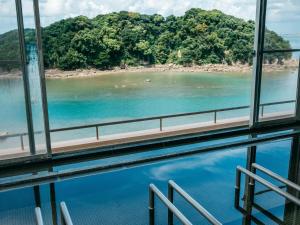 田辺市にある亀の井ホテル 紀伊田辺のクルーズ船の窓からビーチの景色を望めます。