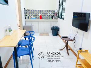 ein Esszimmer mit blauen Stühlen und einem Tisch in der Unterkunft Pangkor Pasir Bogak Apartment 2Rooms 2Bathrooms near beach 6pax FREE WIFI in Pulau Pangkor