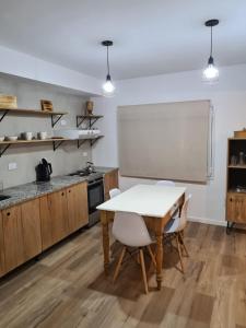 Η κουζίνα ή μικρή κουζίνα στο Departamento amoblado microcentro del alto