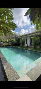 ein Pool vor einem Haus in der Unterkunft Variegata Private Villa Ubud by Supala in Ubud