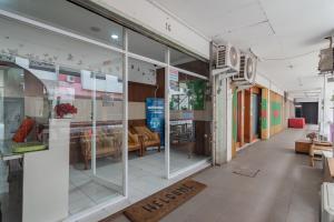 uma frente de loja com janelas de vidro e um corredor em KoolKost near Cihampelas Walk em Bandung