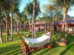 Ein Garten an der Unterkunft Ocean Bay Resort & Spa Phu Quoc