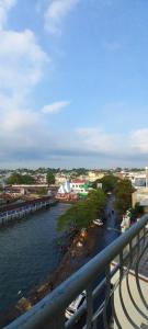 Blick auf einen Fluss mit Booten im Wasser in der Unterkunft Hotel Celebes in Manado