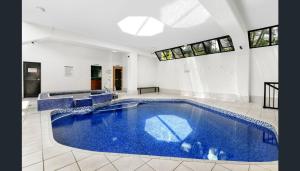 uma grande piscina azul num quarto em Aristocrat Apartments em Gold Coast