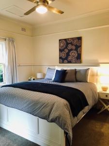 una camera con letto e ventilatore a soffitto di Hillview Cottage 