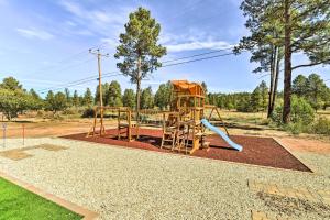 um parque infantil com escorrega num parque em Lovely Heber Hideaway in the Pines with Views! em Heber