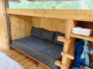 Ein Etagenbett oder Etagenbetten in einem Zimmer der Unterkunft Stunning cabin in Baños