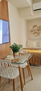 a dining room with a table and a bed at Inspiria Condo Units beside Abreeza Mall Davao in Davao City