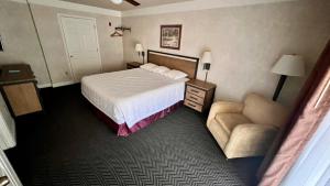 ein Hotelzimmer mit einem Bett und einem Stuhl in der Unterkunft Yosemite View Lodge in El Portal