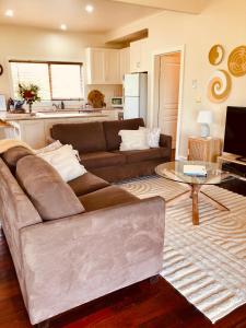 un soggiorno con divano e tavolo di Hillview Cottage 