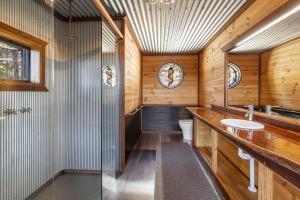 Φωτογραφία από το άλμπουμ του Big Hill Rustic Retreat - BYO Linen σε Moggs Creek