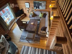 Cozy cottage in central Beitostølen with Sauna في بيتوستول: إطلالة علوية لغرفة معيشة مع أريكة وطاولة