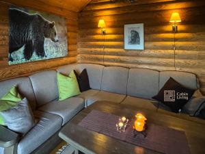 - un salon avec un canapé et une table dans l'établissement Cozy cottage in central Beitostølen with Sauna, à Beitostøl