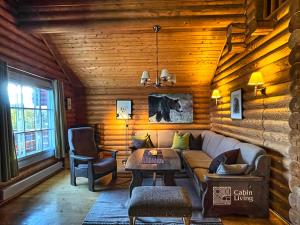 - un salon avec un canapé et une table dans l'établissement Cozy cottage in central Beitostølen with Sauna, à Beitostøl