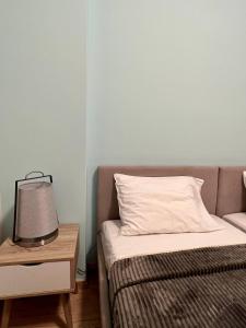um quarto com uma cama e um candeeiro numa mesa de cabeceira em ALEX Suite with 2 bedrooms vipgreece em Atenas